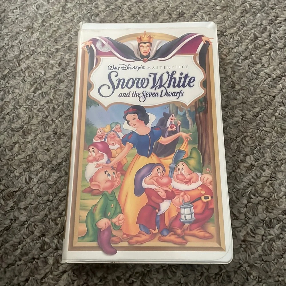 Snow White and the Seven Dwarfs VHS - Picture 1 of 4